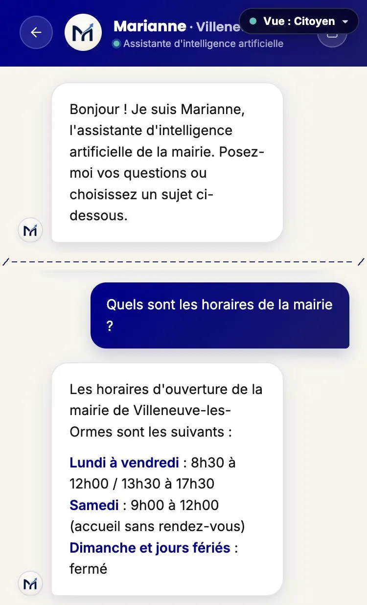 Le même écran après une question posée depuis l’accueil. En tête du fil, la bulle de présentation comme assistante d’intelligence artificielle de la mairie ; plus bas, la question « Quels sont les horaires de la mairie ? » et la réponse.