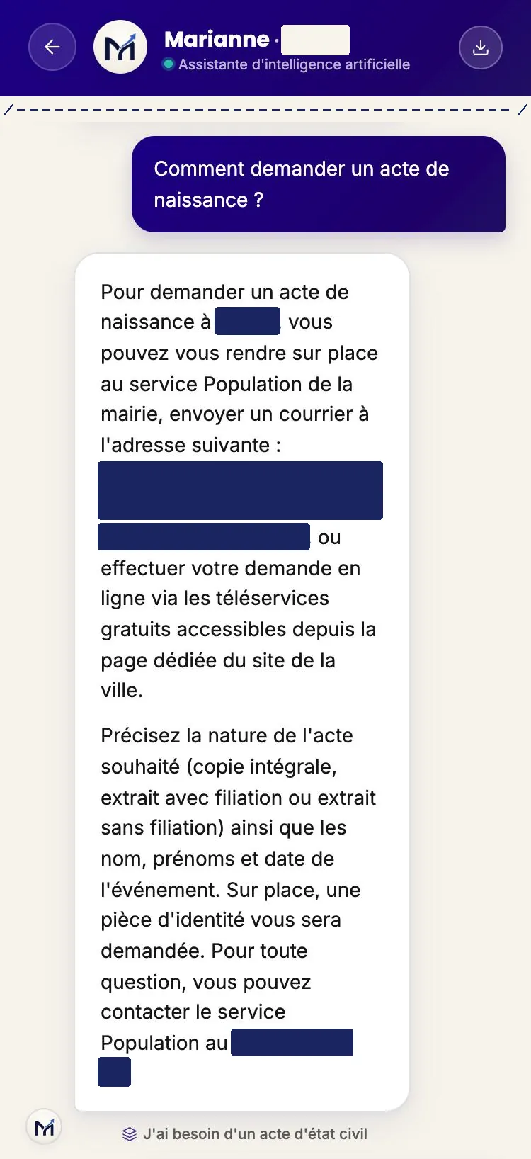 Conversation sur un déploiement de test, nom de la commune masqué. Question : « Comment demander un acte de naissance ? ». La réponse décrit la demande sur place, par courrier ou en ligne, et les informations à préciser ; adresse et téléphone sont masqués. Sous la réponse, le lien « J’ai besoin d’un acte d’état civil » vers la page du site de la ville.