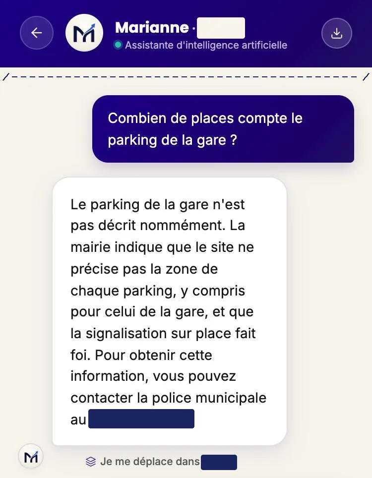 Conversation sur le même déploiement de test. Question : « Combien de places compte le parking de la gare ? ». La réponse indique ce que le site ne précise pas et renvoie vers la police municipale ; le numéro est masqué.